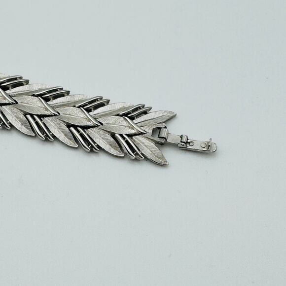Vintage Crowned Trifari Silver Plated Brushed and Shiny Leaves Link Bracelet - Picture 2 of 4